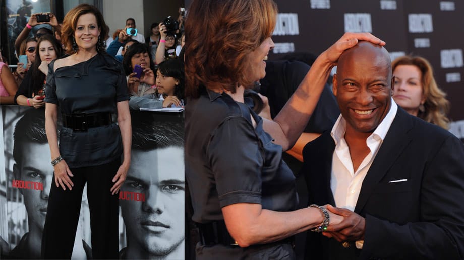 Sigourtney Weaver (1,82) tätschelt John Singleton (1,68) die Glatze.