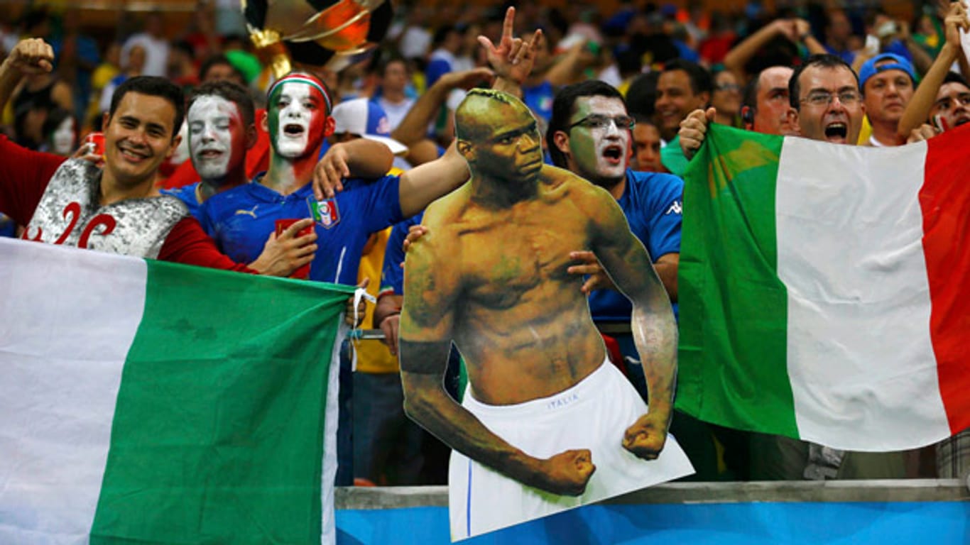 Die italienischen Fans feiern ihren "Super Mario" Balotelli.