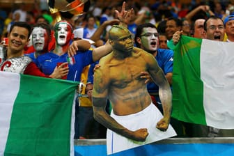 Die italienischen Fans feiern ihren "Super Mario" Balotelli.
