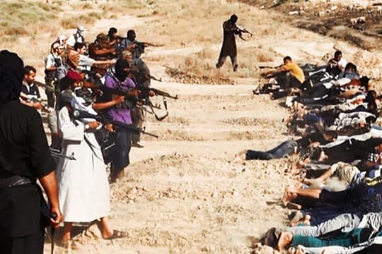 Wie hier bei Tikrit haben die sunnitischen Isis-Kämpfer nach eigenen Angaben Hunderte Soldaten gefangenen genommen und exekutiert, um dann Bilder davon im Internet zu zeigen