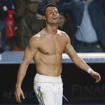 Portugals Stürmer-Ass Cristiano Ronaldo reißt sich gerne mal das Hemd vom Leib und lässt die Muskeln spielen. Klar, das nervt - aber nett anzusehen ist es dennoch.