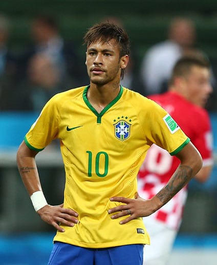 Neymar da Silva Santos Júnior - kurz Neymar - ist nicht nur Brasiliens große Sturm-Hoffnung bei der WM, sondern auch ein echter Blickfang.