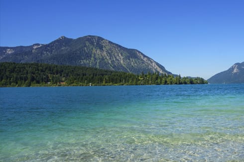 Die Lage des Walchensee bei Kochel ist traumhaft: Eingerahmt von Jochberg, Herzogstand und dem Karwendelgebirge liegt er auf 802 Metern über dem Meeresspiegel.