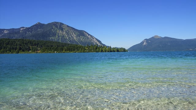 Die Lage des Walchensee bei Kochel ist traumhaft: Eingerahmt von Jochberg, Herzogstand und dem Karwendelgebirge liegt er auf 802 Metern über dem Meeresspiegel.