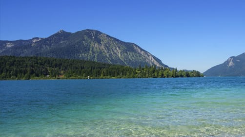 Die Lage des Walchensee bei Kochel ist traumhaft: Eingerahmt von Jochberg, Herzogstand und dem Karwendelgebirge liegt er auf 802 Metern über dem Meeresspiegel.