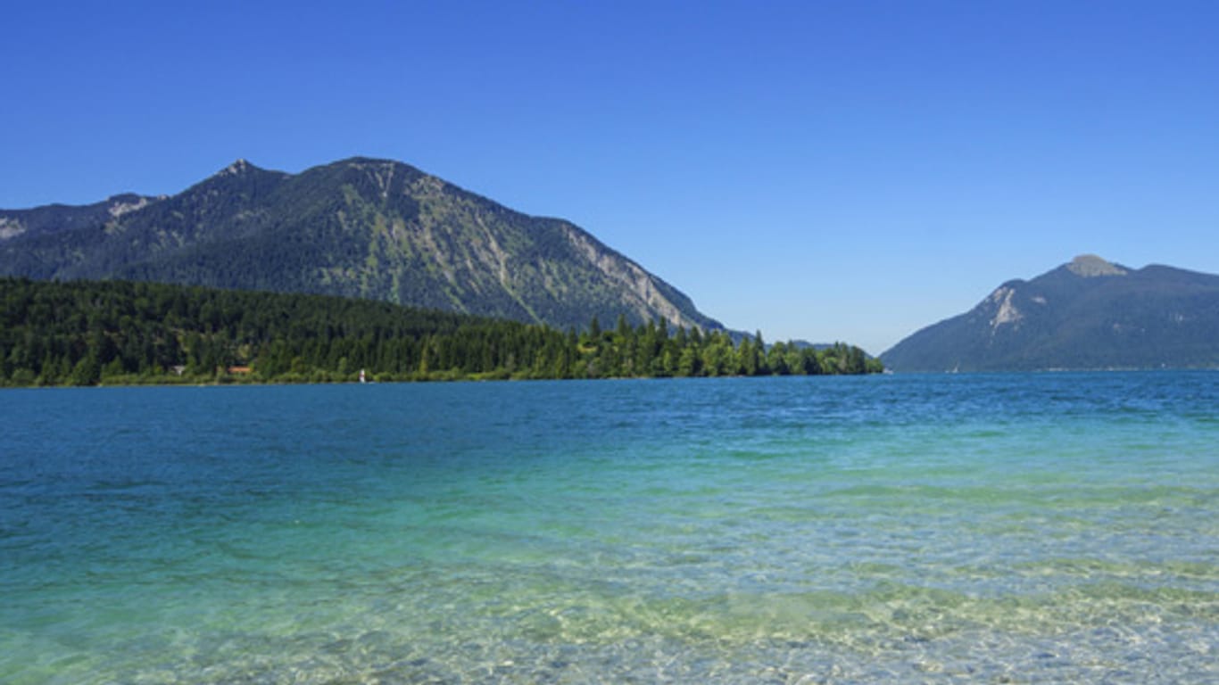 Die Lage des Walchensee bei Kochel ist traumhaft: Eingerahmt von Jochberg, Herzogstand und dem Karwendelgebirge liegt er auf 802 Metern über dem Meeresspiegel.