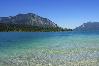 Die Lage des Walchensee bei Kochel ist traumhaft: Eingerahmt von Jochberg, Herzogstand und dem Karwendelgebirge liegt er auf 802 Metern über dem Meeresspiegel.