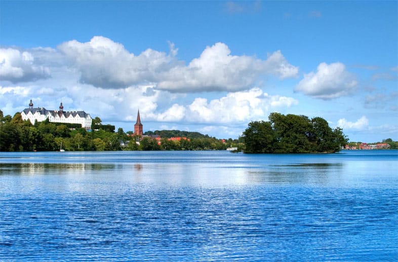 Der Große Plöner See 30 Kilometer südöstlich von Kiel ist ein Wassersportler-Paradies. Seine Größe von immerhin 3000 Hektar sowie seine Windverhältnisse machen ihn zum idealen Ziel für Segelanfänger.