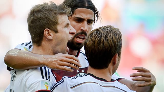 Die DFB-Spieler Thomas Müller (li.), Mario Götze (re.) und Sami Khedria beim Torjubel