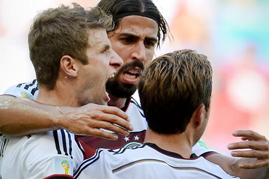 Die DFB-Spieler Thomas Müller (li.), Mario Götze (re.) und Sami Khedria beim Torjubel