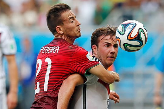 Auf Ballhöhe: Mario Götze, für viele überraschend in der Startelf, überzeugte gegen Portugal (links Joao Pereira).