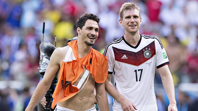 Bester Dinge: Die Abwehrgrößen Mats Hummels und Per Mertesacker hatten nach Sieg gegen Portugal gute Laune. Bester Dinge: Die Abwehrgrößen Mats Hummels und Per Mertesacker hatten nach Sieg gegen Portugal gute Laune.