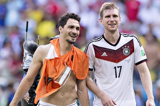 Bester Dinge: Die Abwehrgrößen Mats Hummels und Per Mertesacker hatten nach Sieg gegen Portugal gute Laune.