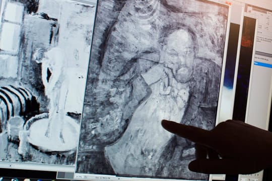 Experten machen sichtbar, was über 100 Jahre versteckt war. Links "Das blaue Zimmer", rechts das Porträt darunter