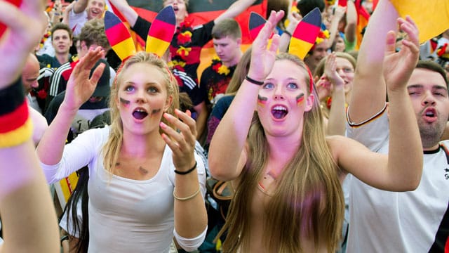 Ganz Deutschland fiebert bei der WM 2014 mit - und das nicht nur auf der Fanmeile in Berlin.