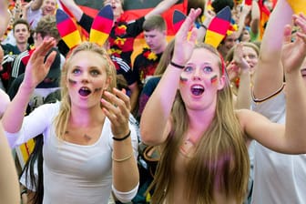 Ganz Deutschland fiebert bei der WM 2014 mit - und das nicht nur auf der Fanmeile in Berlin.