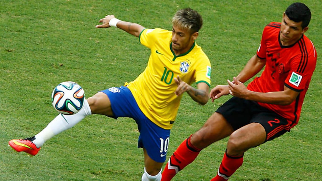 Mexikos Francisco Rodriguez Maza (re.) beim Versuch, Neymar aufzuhalten.