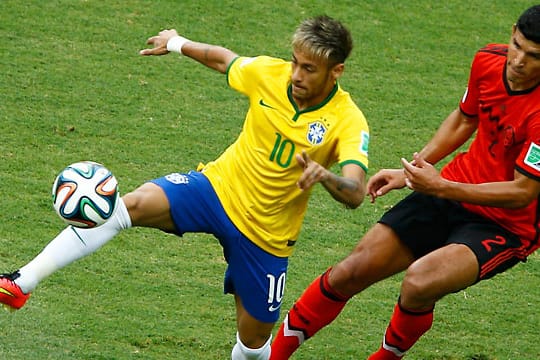 Mexikos Francisco Rodriguez Maza (re.) beim Versuch, Neymar aufzuhalten.