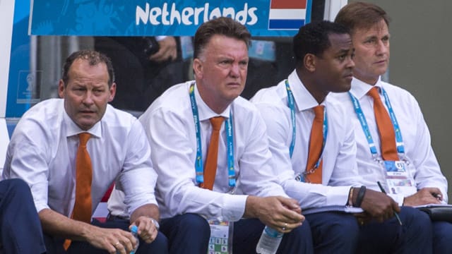 Louis van Gaal und sein Trainerstab wollen in Porto Alegre eine bessere Sicht aufs Spielfeld haben. Louis van Gaal und sein Trainerstab wollen in Porto Alegre eine bessere Sicht aufs Spielfeld haben.