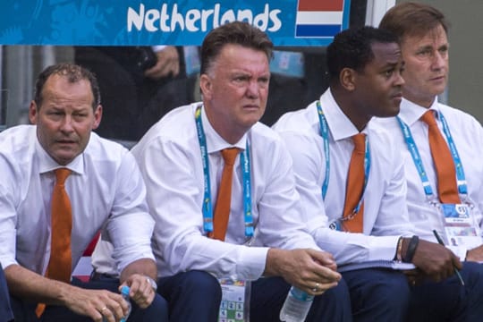 Louis van Gaal und sein Trainerstab wollen in Porto Alegre eine bessere Sicht aufs Spielfeld haben.