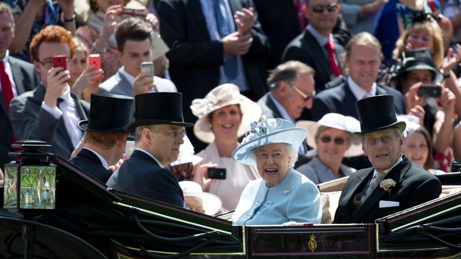 Die Queen eröffnete das traditionelle Pferderennen in einem hellblauen Kostüm - und natürlich durfte auch bei ihr der Hut nicht fehlen.