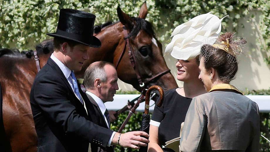 Hüte stehen bei diesem Event einfach im Vordergrund: Und natürlich hielt sich auch Zara Phillips (2.v.re.) an diese Regel.