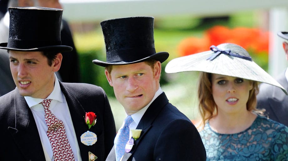 Auch die Herren müssen in Ascot eine Kopfbedeckung tragen. Prinz Harry (mi.) und sein enger Freund Jake Warren begleiteten Prinzessin Beatrice (re.).