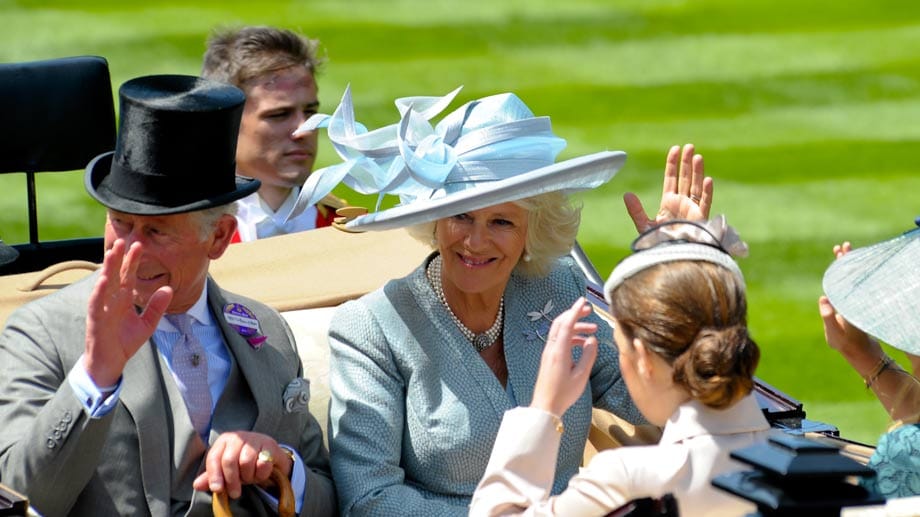 Auch Camilla durfte an der Seite von Prinz Charles nicht fehlen. Auch sie wählte, wie die Queen, ein Outfit in Hellblau.