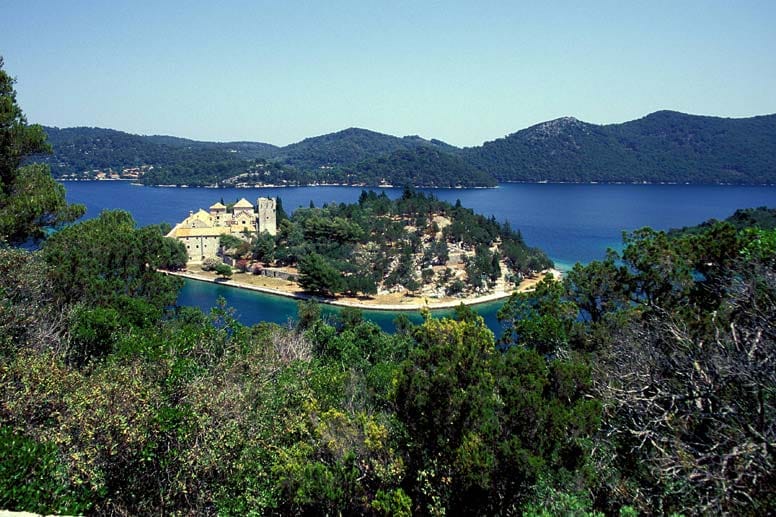 Die Insel Mljet an der kroatischen Adria gehört zu den am stärksten bewaldeten Mittelmeer-Eilanden. 90 Prozent der Fläche sind mit sattem Grün bedeckt. Eine weitere Besonderheit - die Insel auf der Insel.