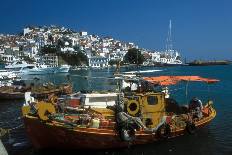 Baden, wandern oder Stadtleben - Griechenlands gebirgige Insel Skopelos bietet für jeden Urlaubstyp etwas.
