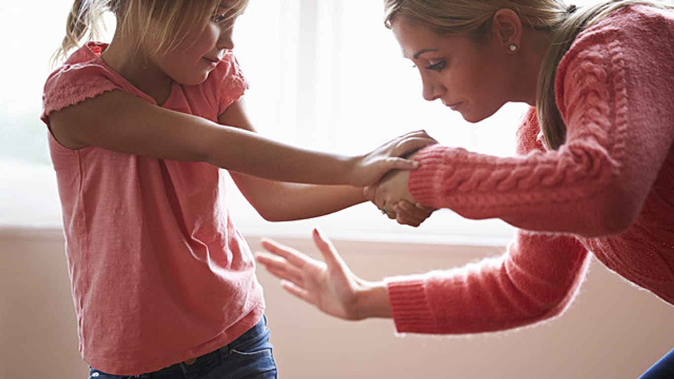 Erziehung mit Schlägen und Ohrfeigen - warum können Eltern es nicht lassen?