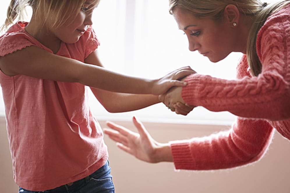 Erziehung mit Schlägen und Ohrfeigen - warum können Eltern es nicht lassen?