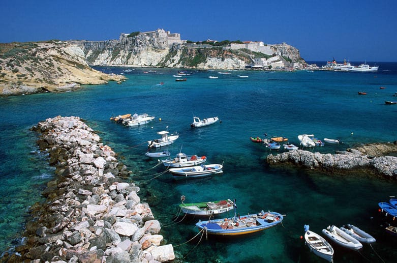 Ein echter Geheimtipp ist auch das zu den Tremiti-Inseln gehörende San Nicola an der Italienischen Adria. Hier können Urlauber im kristallklarem Wasser baden.