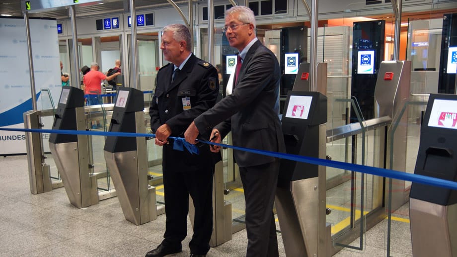 Am 18. Juni nehmen Vertreter der Bundespolizei und der Fraport die neue Easypass-Anlage in Frankfurt in Betrieb.