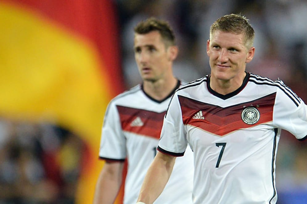 Miroslav Klose (li.) und Bastian Schweinsteiger nach dem letzten WM-Test gegen Armenien.