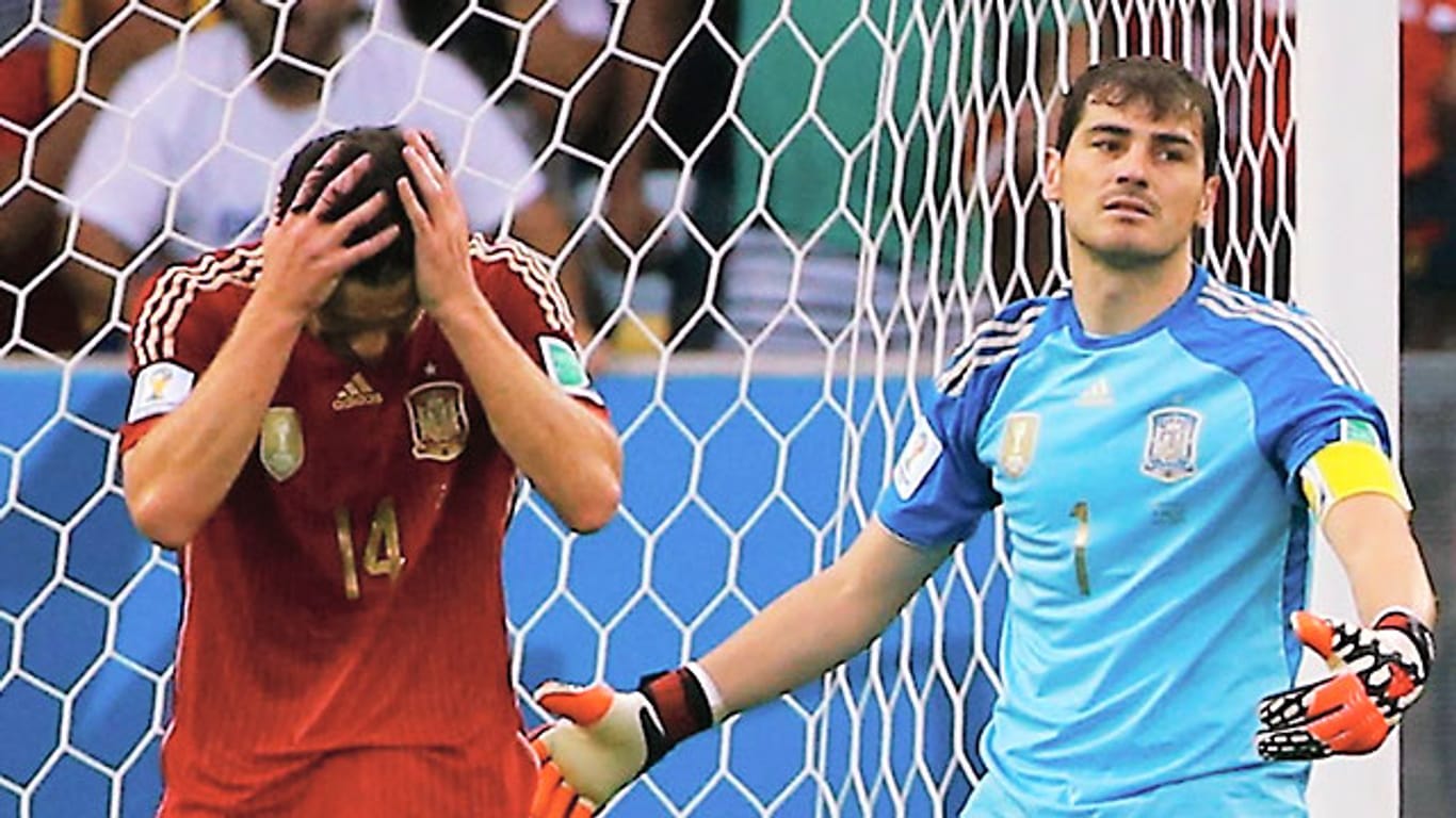 Xabi Alonso (li.) und Iker Casillas (re.) können nicht glauben was passiert ist.