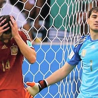 Xabi Alonso (li.) und Iker Casillas (re.) können nicht glauben was passiert ist.