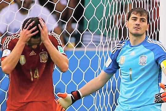 Xabi Alonso (li.) und Iker Casillas (re.) können nicht glauben was passiert ist.