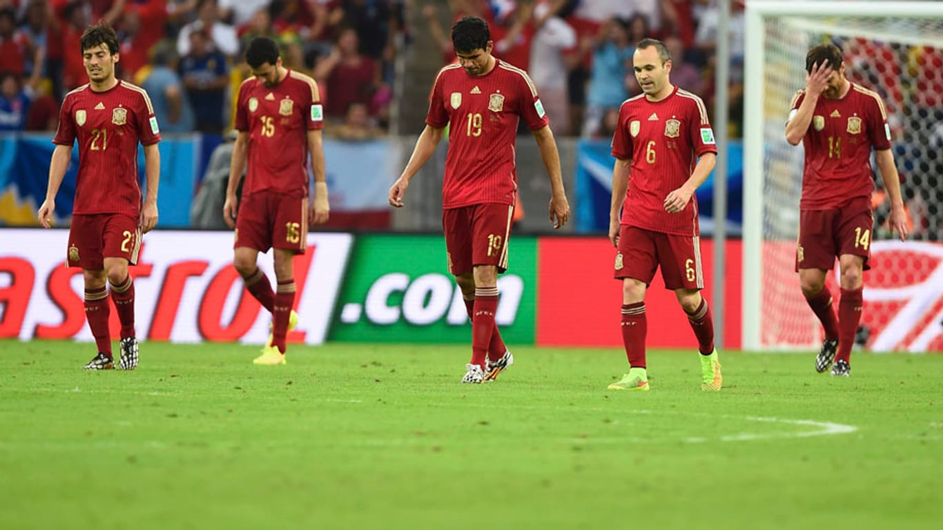Mit hängenden Köpfen verlassen die spanischen Spieler nach der Pleite gegen Chile das Feld.