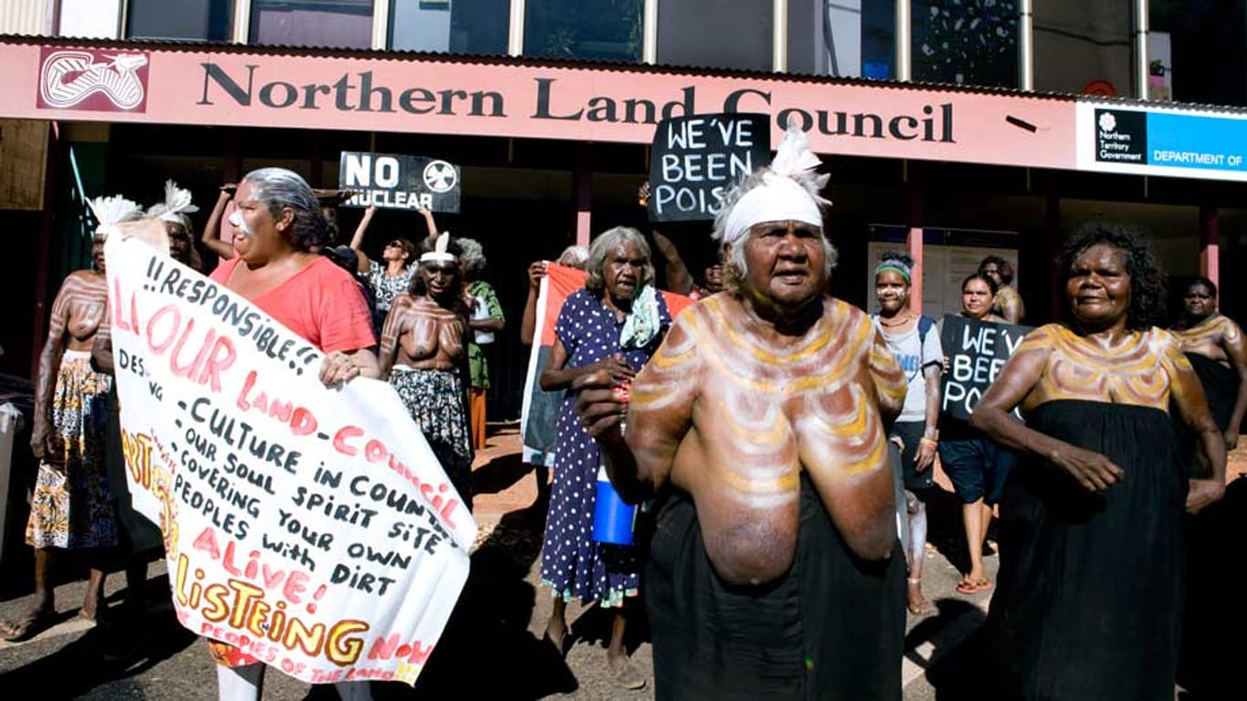 Eine Gruppe Ureinwohner Australiens (hier bei einem Protest vor dem Gebäude ihrer Organisation NLC) haben sich in einem Rechtsstreit gegen die Regierung um ein Atommüll-Endlager durchgesetzt.