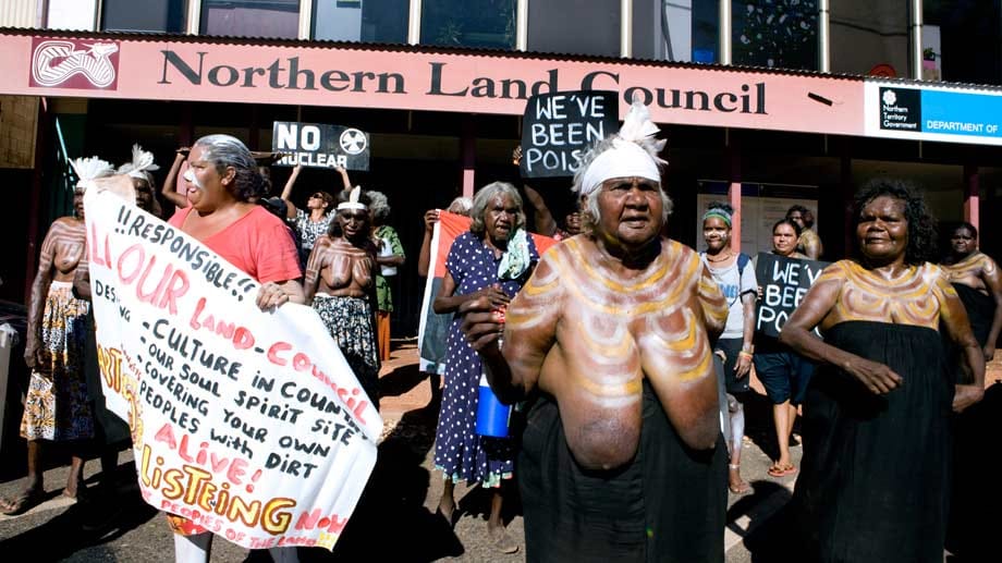Eine Gruppe Ureinwohner Australiens (hier bei einem Protest vor dem Gebäude ihrer Organisation NLC) haben sich in einem Rechtsstreit gegen die Regierung um ein Atommüll-Endlager durchgesetzt. Eine Gruppe Ureinwohner Australiens (hier bei einem Protest vor dem Gebäude ihrer Organisation NLC) haben sich in einem Rechtsstreit gegen die Regierung um ein Atommüll-Endlager durchgesetzt.