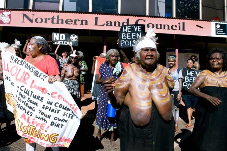 Eine Gruppe Ureinwohner Australiens (hier bei einem Protest vor dem Gebäude ihrer Organisation NLC) haben sich in einem Rechtsstreit gegen die Regierung um ein Atommüll-Endlager durchgesetzt.