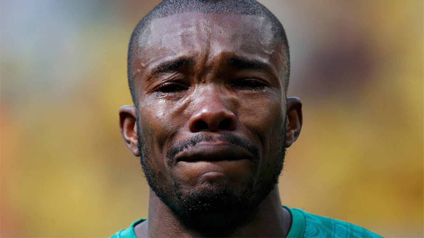 Serey Dié bricht beim Abspielen der Nationalhymnen in Tränen aus.