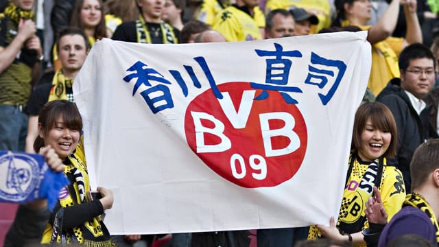 Japanische BVB-Fans mit einer entsprechend ihrer Landesfarben dekorierten Flagge. Japanische BVB-Fans mit einer entsprechend ihrer Landesfarben dekorierten Flagge.
