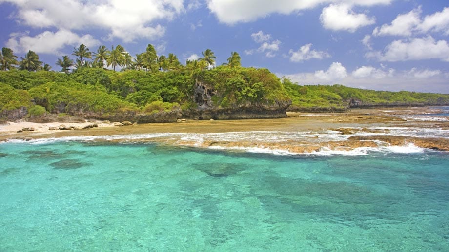 Etwas südlich des Südseeatolls Tonga befindet sich die Koralleninsel Niue. Ein steil aufragendes Riff, tropische Wälder und beeindruckende Schluchten machen das Konterfei der Insel aus.