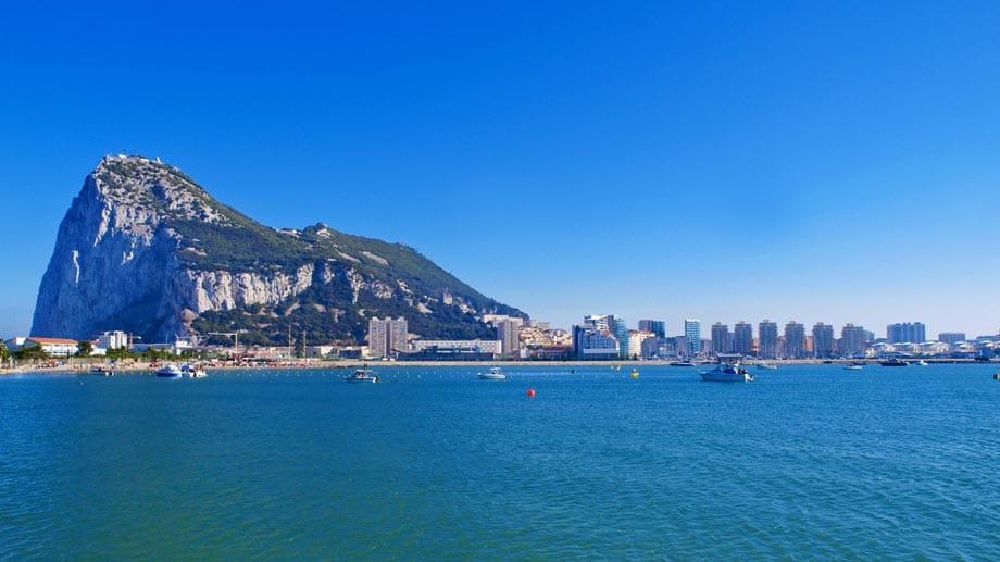 Steuerschlupfloch und Heimat rüpelhafter Berberaffen - und seit Jahrhunderten Zankapfel zwischen Briten und Spaniern. Das ist Gibraltar.