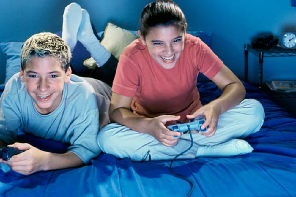 Medienkonsum von Jugendlichen: Jeder zweite Jugendliche besetzt eine stationäre Spielkonsole und fast 80 Prozent nutzen ein Smartphone zum spielen.