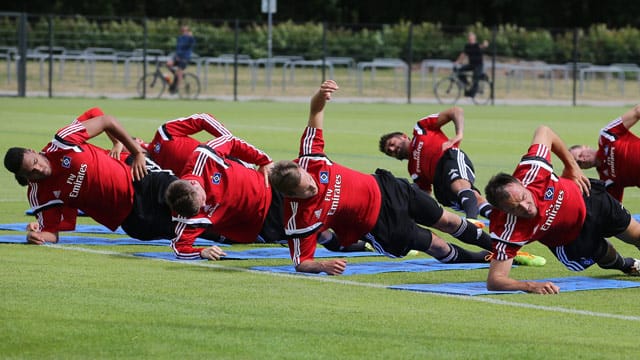 Als erster Bundesligist sind die HSV-Profis um Heiko Westermann (vorne re.) ins Training gestartet.