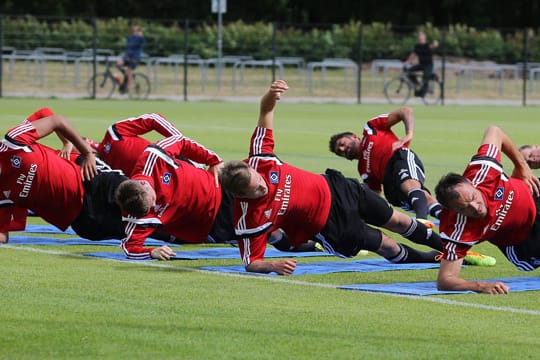 Als erster Bundesligist sind die HSV-Profis um Heiko Westermann (vorne re.) ins Training gestartet.