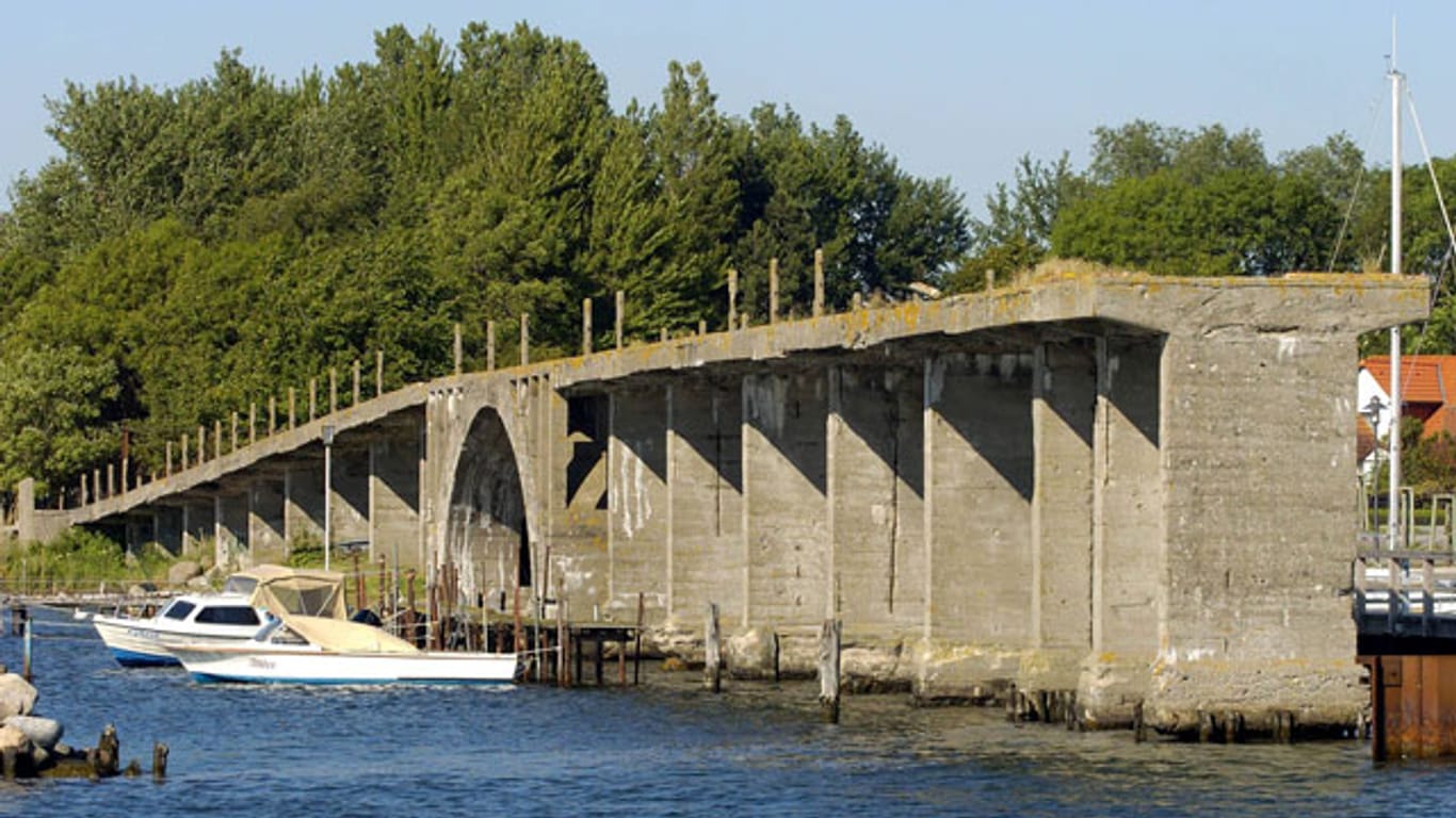 Am Hafen von Wiek liegt die historische Kreidebrücke.